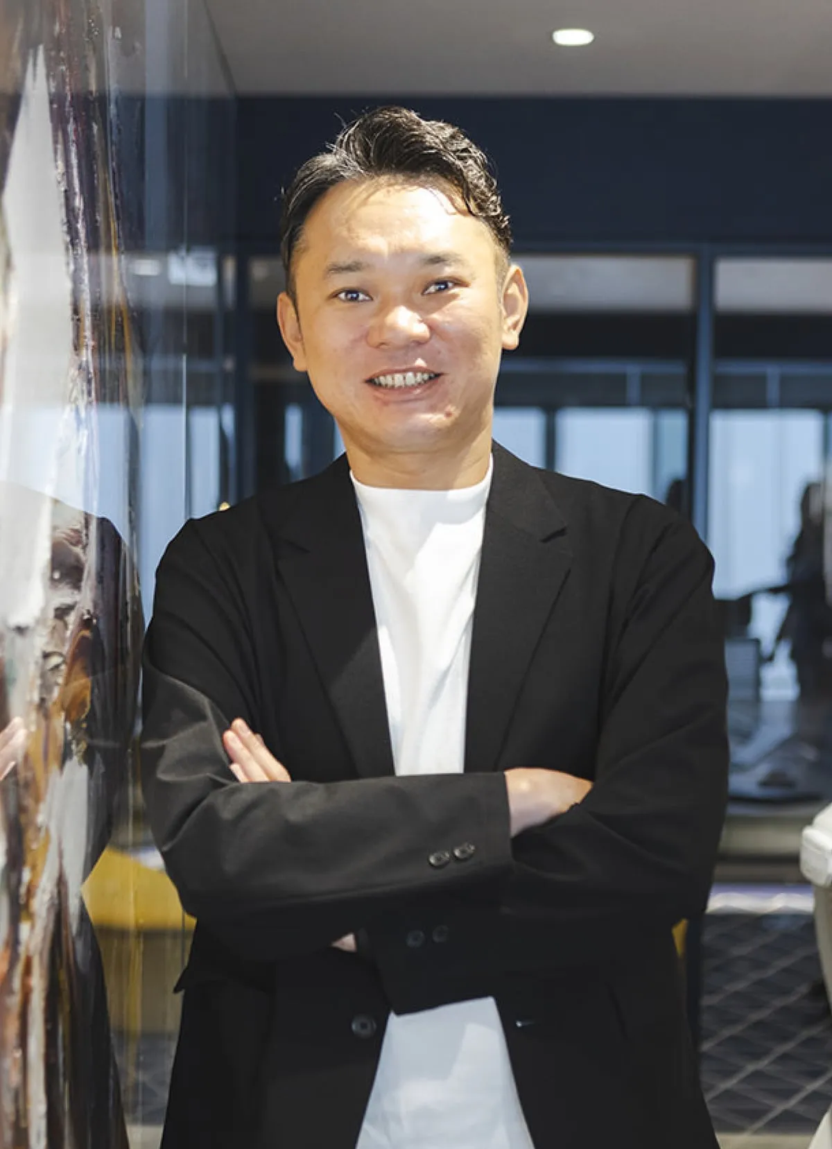 腕を組んでほほえむ代表取締役 黒土 浩太郎